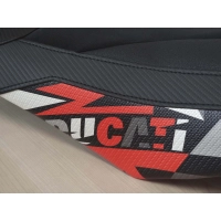 Https://www.tappezzeriaitalia.it/34718/housse-de-selle-compatible-ducati-hypermotard-698-mono-2024-modèle-cairoli-special-color-velvet-ultragrip.jpg