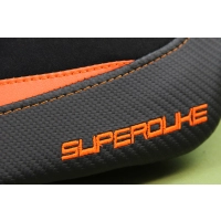 Https://www.tappezzeriaitalia.it/33074/housse-de-selle-compatible-ktm-1390-super-duke-r-de-2024-modèle-kalix-special-velvet-comfort-system.jpg